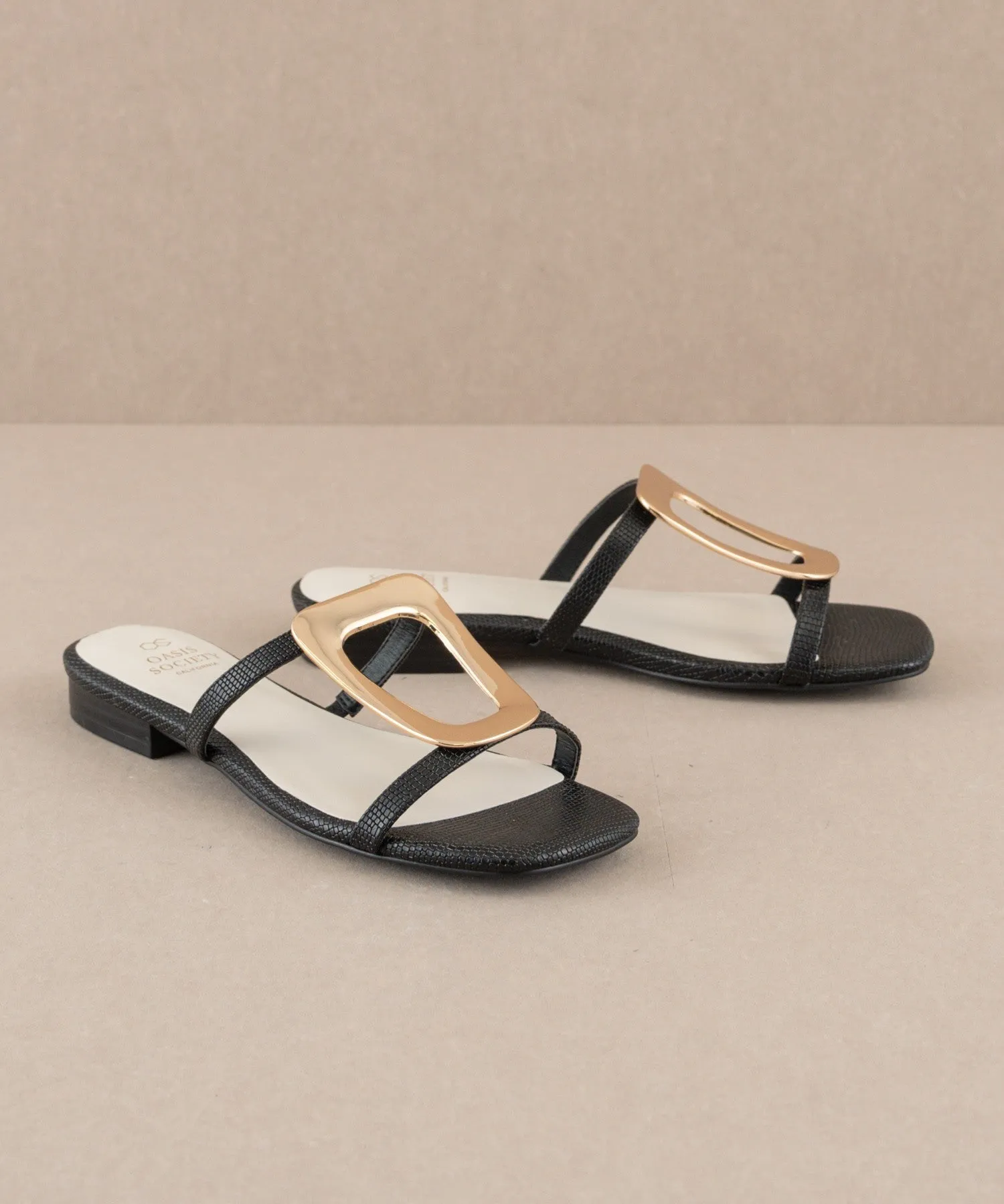 AMIYAH STATEMENT BUCKLE SANDAL | BLACK