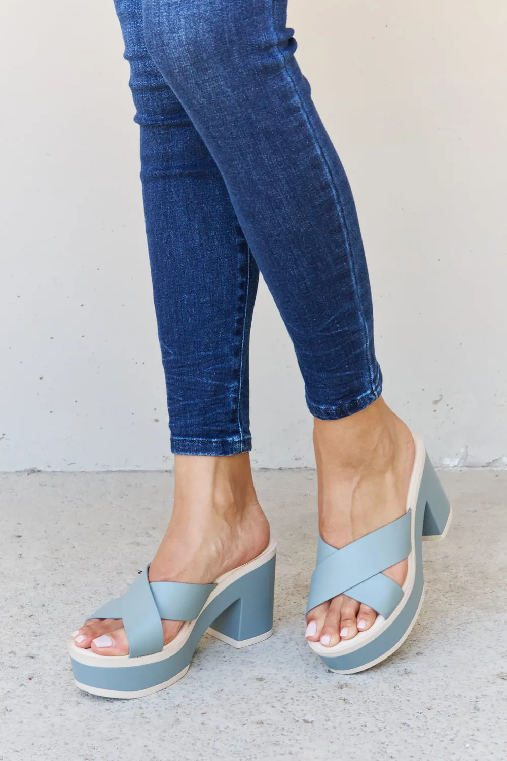 *APP EXCLUSIVE* Platform Sandals in Misty Blue