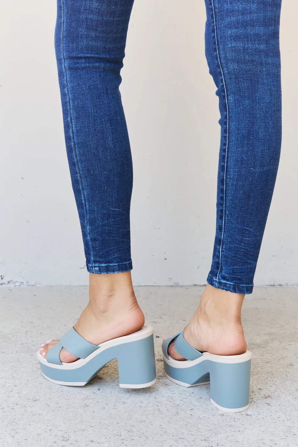 *APP EXCLUSIVE* Platform Sandals in Misty Blue