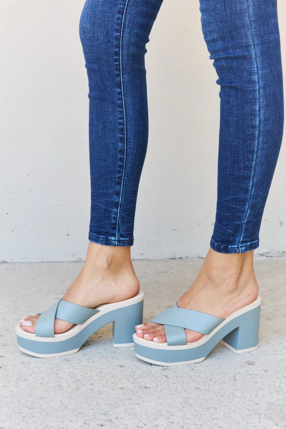 *APP EXCLUSIVE* Platform Sandals in Misty Blue