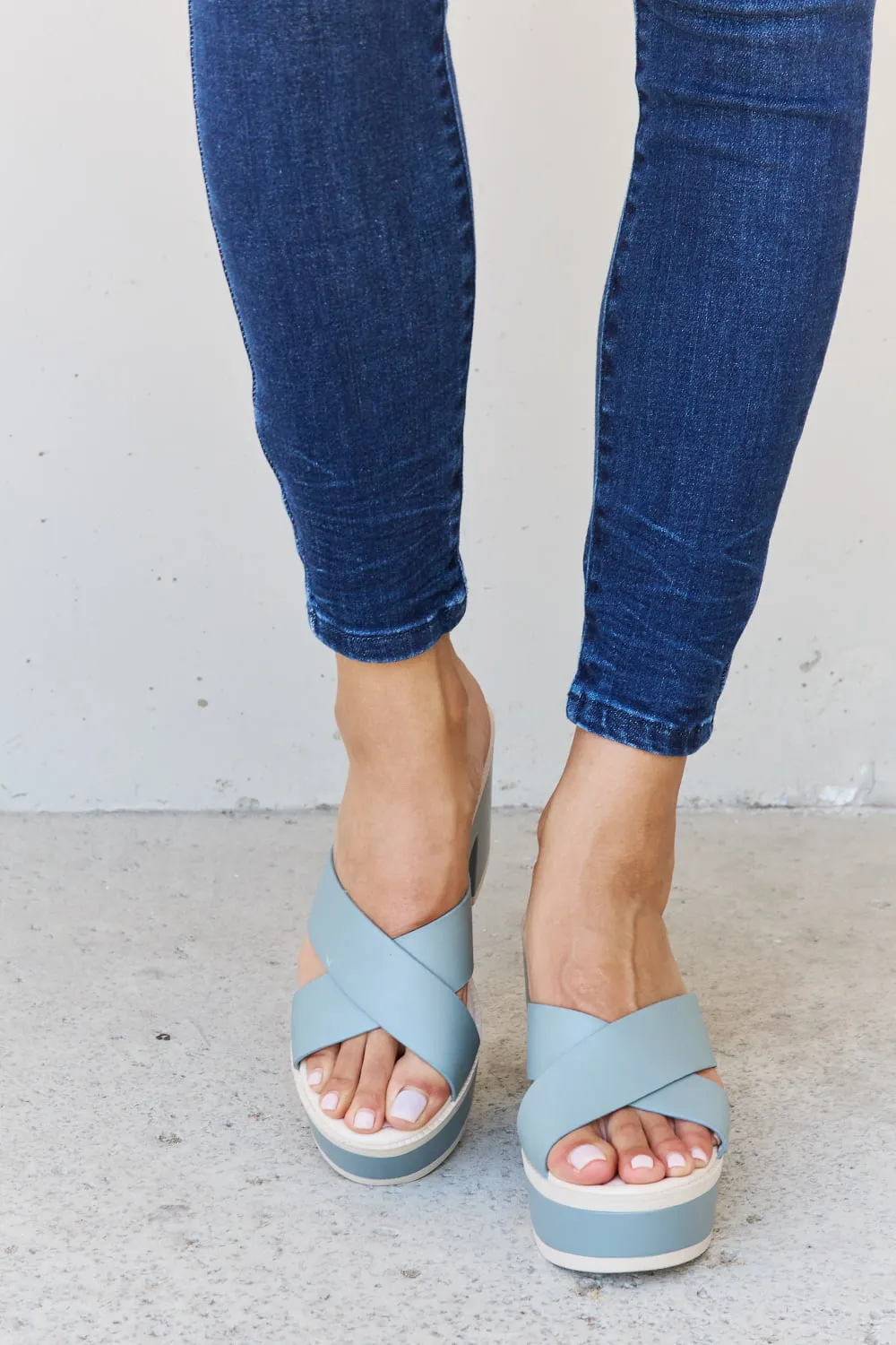 *APP EXCLUSIVE* Platform Sandals in Misty Blue